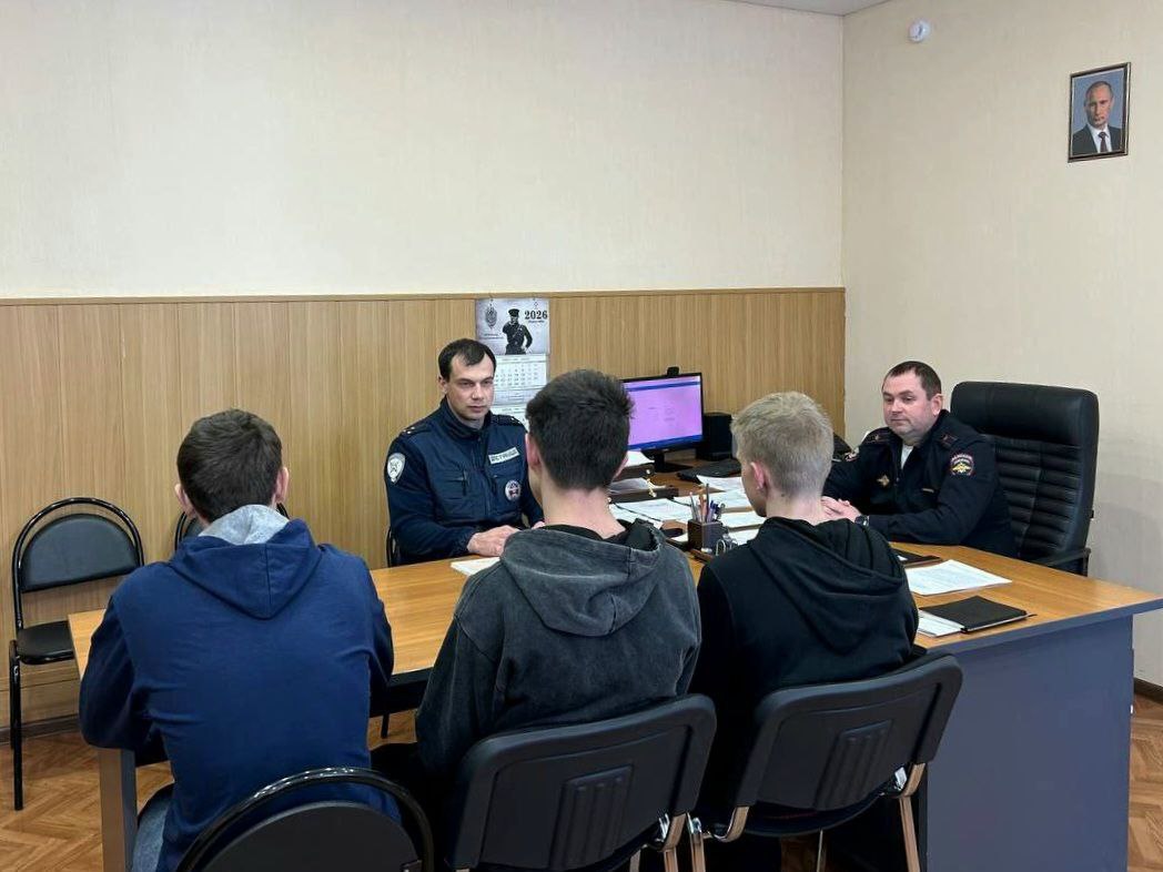 Трое саратовских подростков прокатились по городу, зацепившись за троллейбус